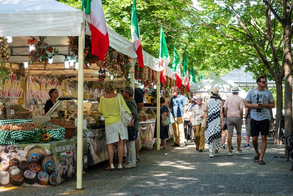 Bancarelle di un mercato con prodotti alimentari tipici