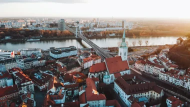 Scopri cosa fare e cosa vedere a Bratislava, una città di cultura e storia secolare e piccola capitale mitteleuropea, dotata di un fascino irresistibile.