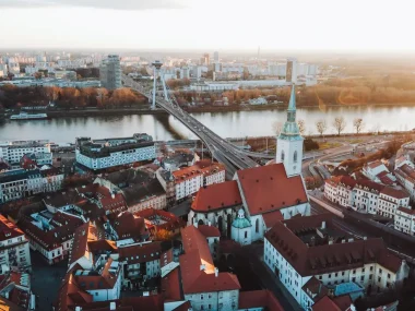 Scopri cosa fare e cosa vedere a Bratislava, una città di cultura e storia secolare e piccola capitale mitteleuropea, dotata di un fascino irresistibile.