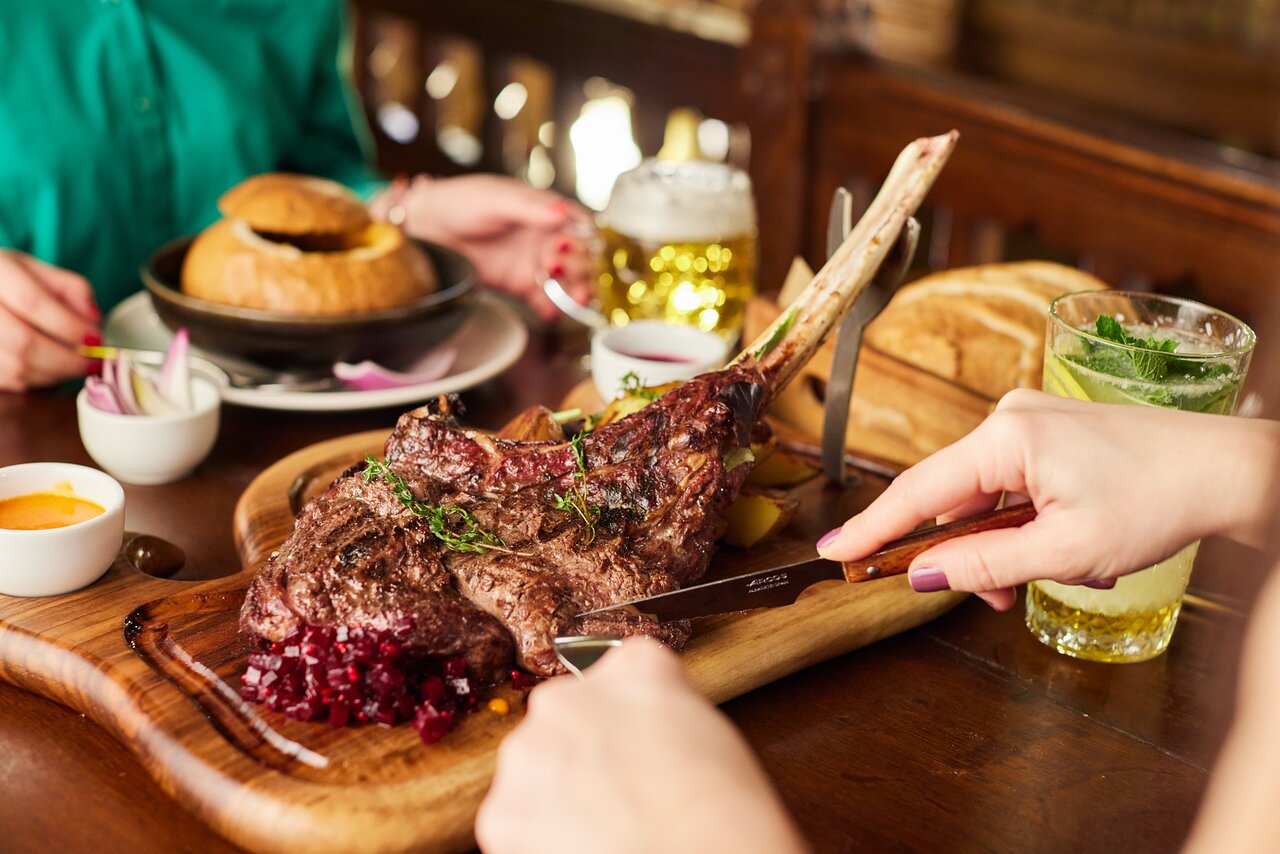 Caru' cu Bere (Bucarest): ristorante storico con cucina tradizionale rumena.