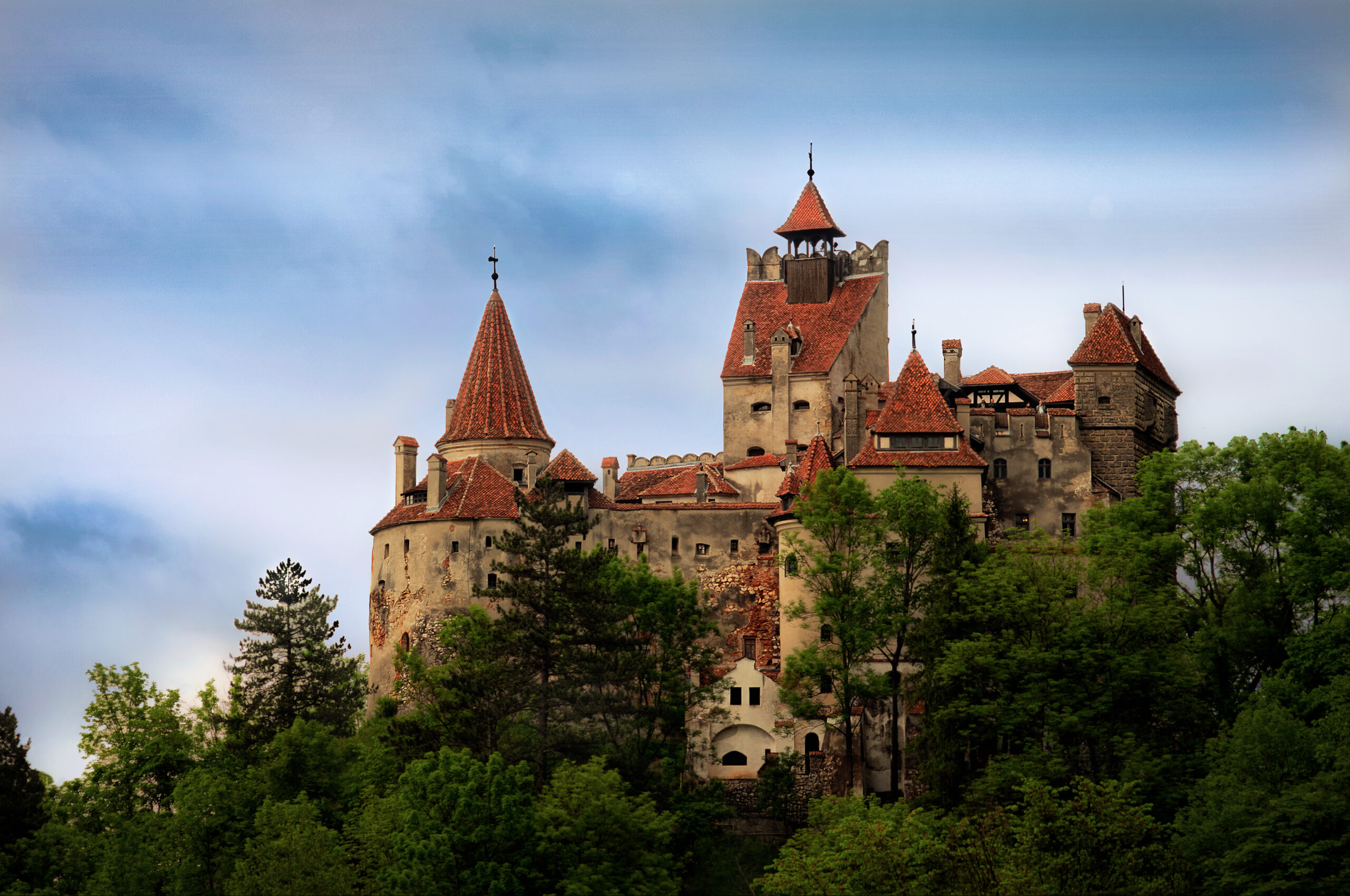 Il Castello di Bran (Castello di Dracula), il Castello di Hunedoara e il Castello di Poen sono luoghi storici da esplorare.