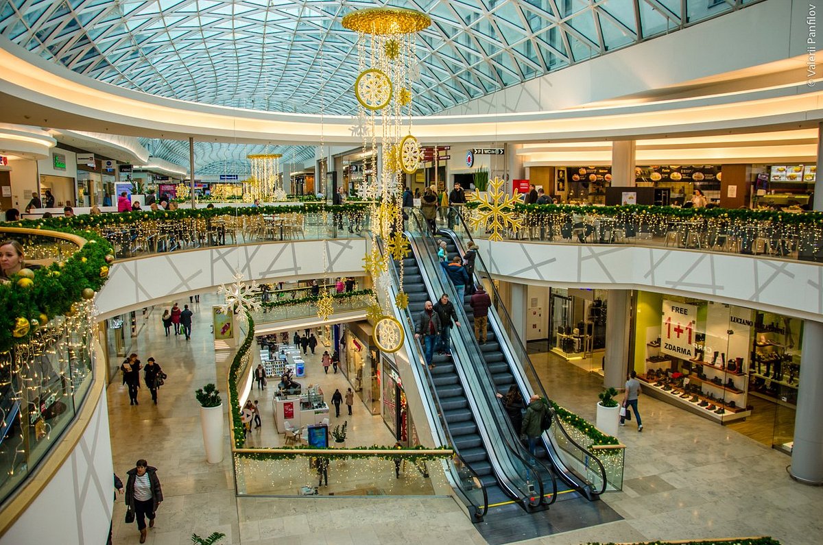 Interno del centro commerciale Eurovea
