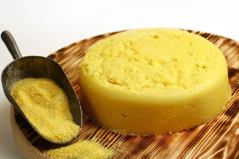 Mamaliga: polenta rumena, spesso servita come contorno.