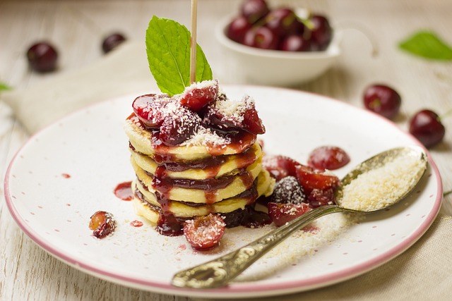 Palacinky con frutta e sciroppo