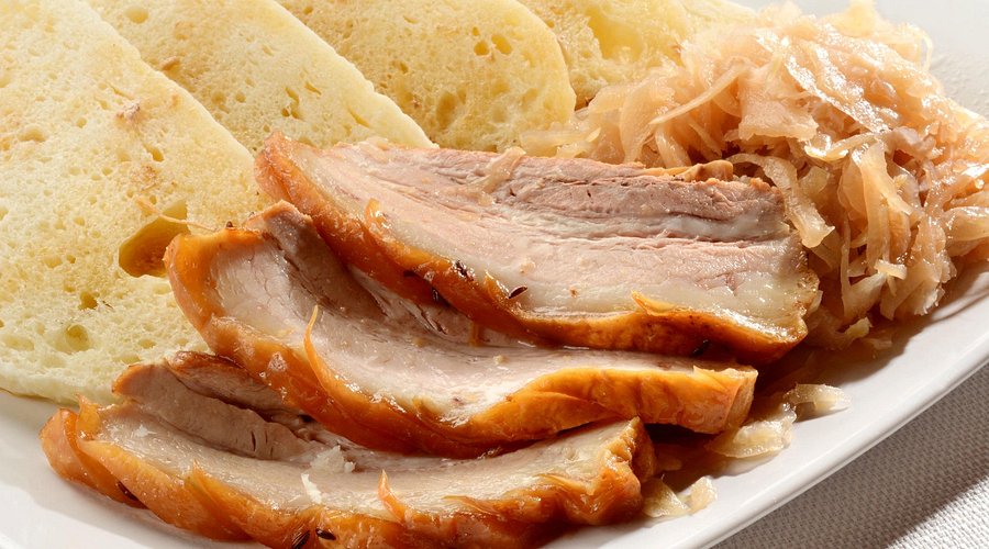 Piatto di anatra arrosto con contorni