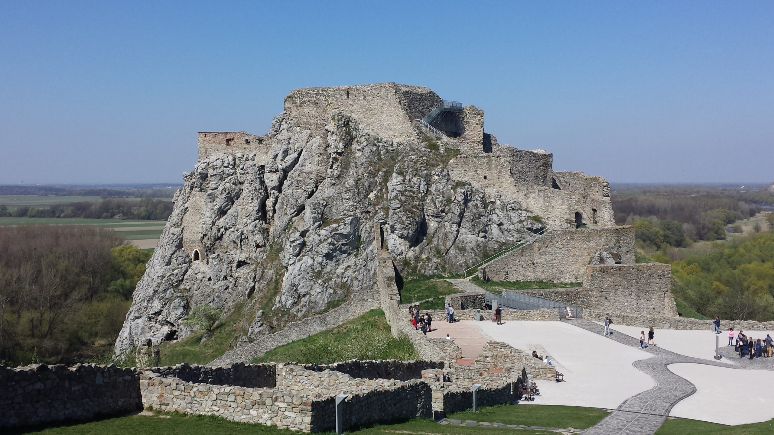 Rovine del Castello di Devín con vista sul Danubio