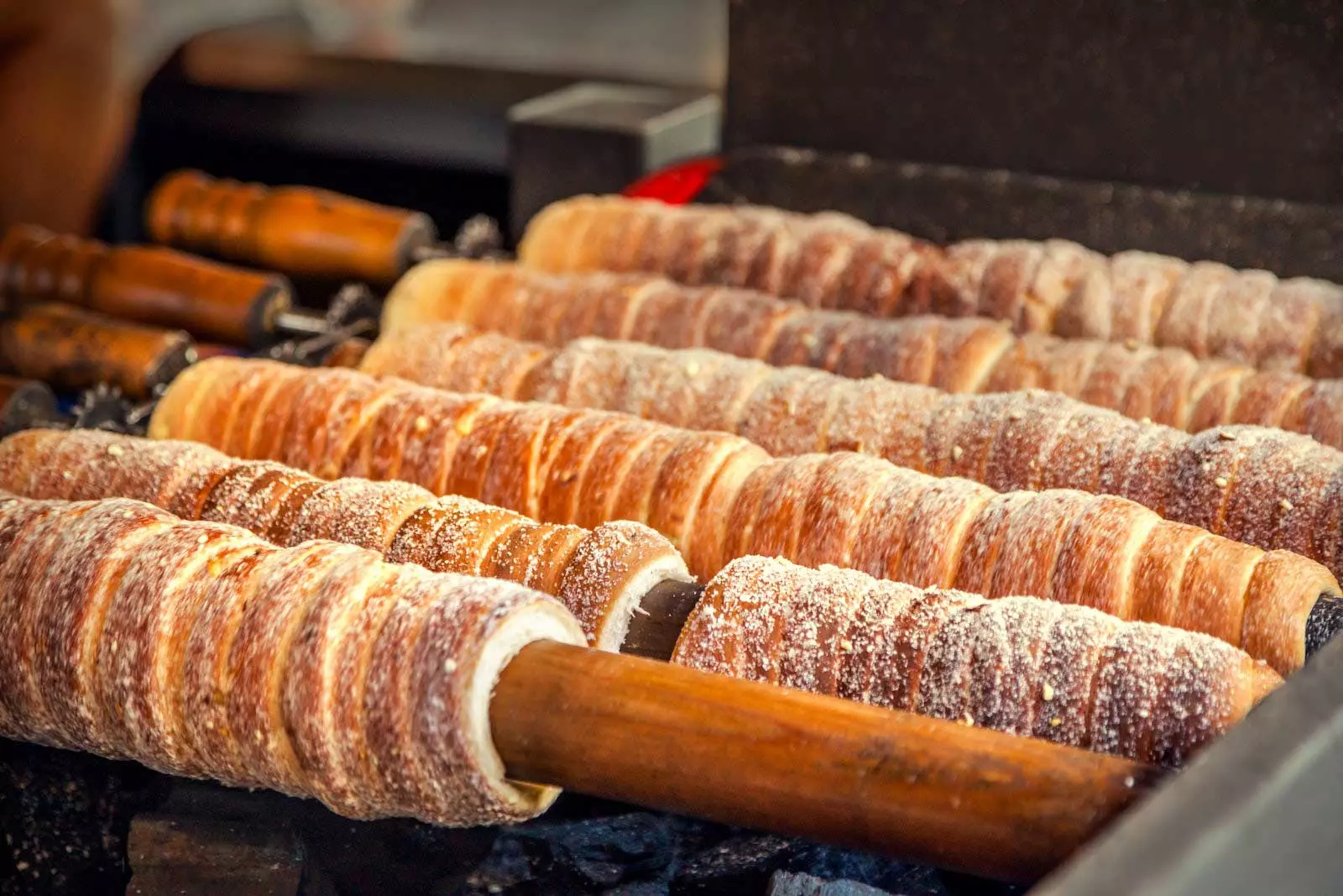 Un Trdelník appena cotto su una bancarella