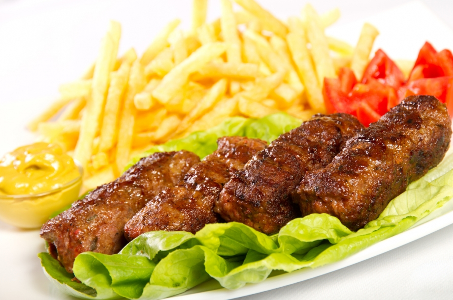Mici: salsicce di carne speziate, cotte alla brace.