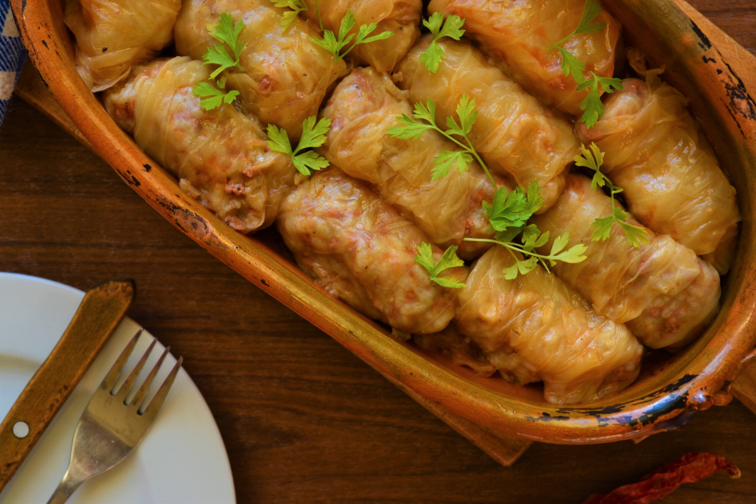 Sarmale: involtini di cavolo ripieni di carne, riso e spezie.