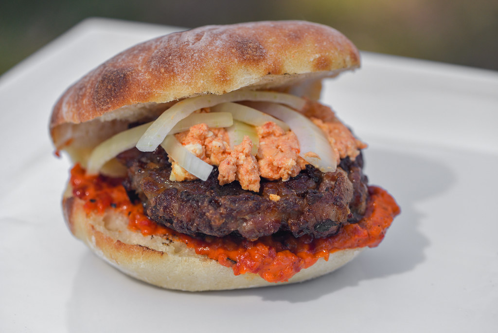 Una sorta di hamburger gigante, di carne mista. 